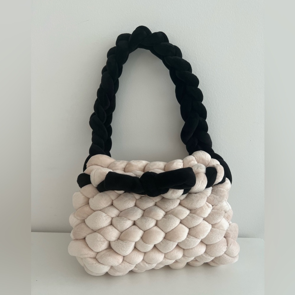 NEW Handmade knit shoulder bag black and cream
